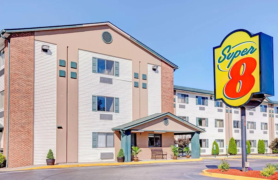 Super 8 By Wyndham Louisville Airport-1