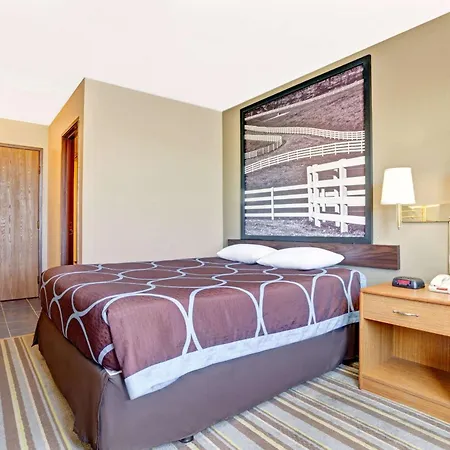 Super 8 By Wyndham Louisville Airport-3
